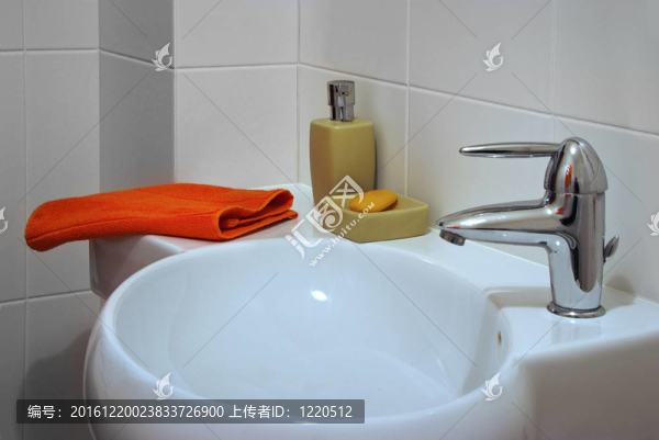 室內(nèi)浴室白水槽表面