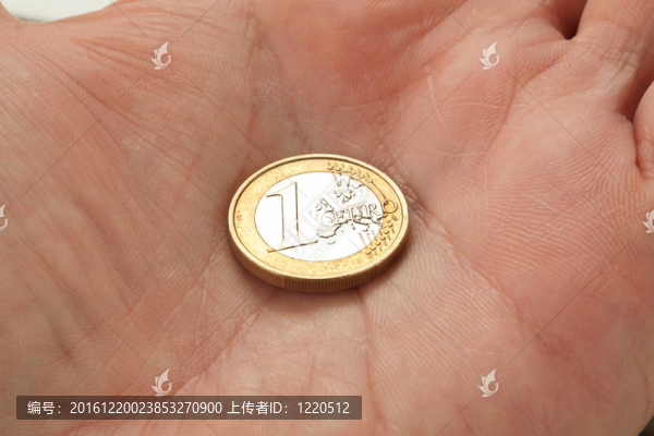 一個男人身上的歐元硬幣？的手