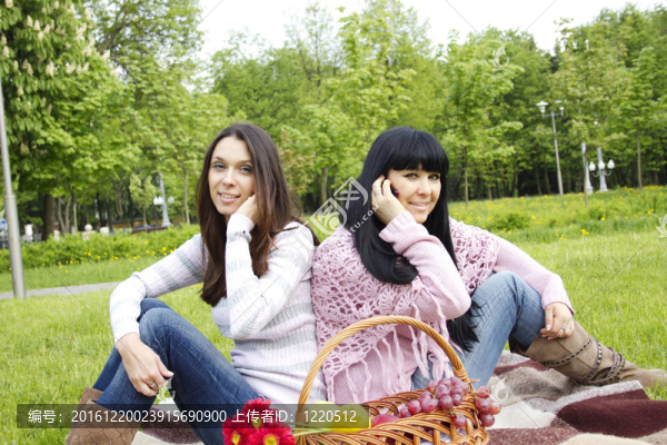 母親和女兒談河粉