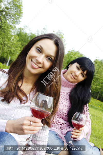 母親和女兒喝葡萄酒
