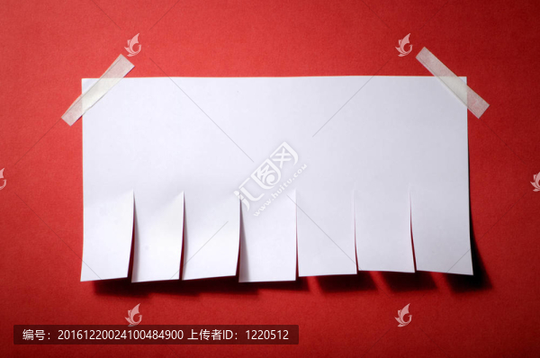 撕掉墻上的紙通知