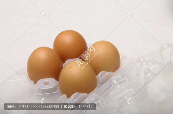 四個(gè)雞蛋在塑料盒清晰的背景