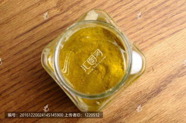 油醋汁在玻璃瓶上的木制桌子上的觀點(diǎn)；
