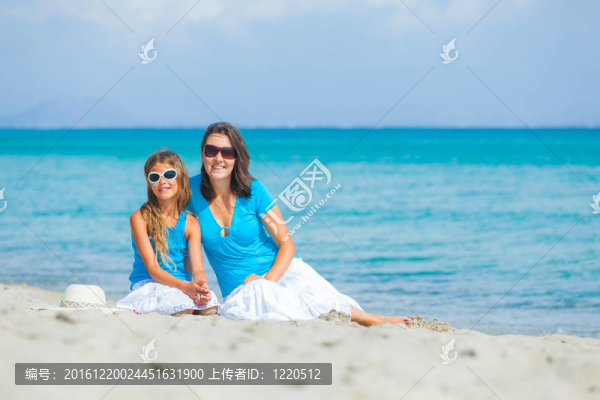 母親和她的小女兒在海灘上