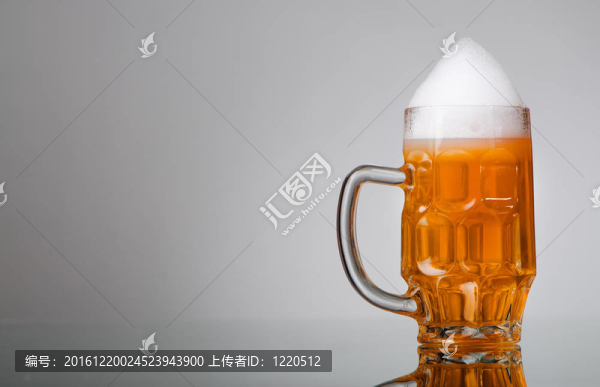 桌上啤酒杯