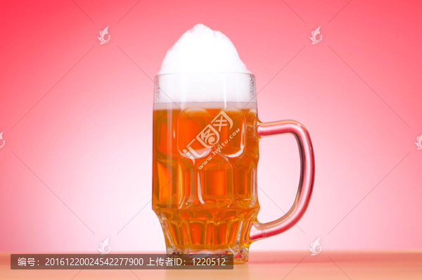 桌上啤酒杯