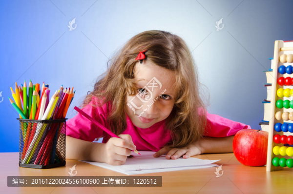 用鉛筆畫畫的小女孩