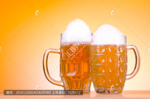 桌上啤酒杯