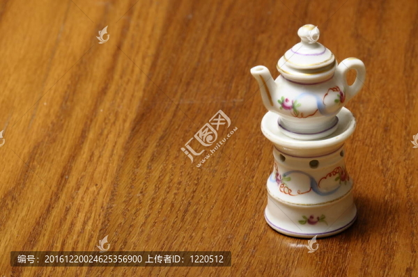 餐桌椅的孩子：在木桌上對瓷茶港小型焚燒爐