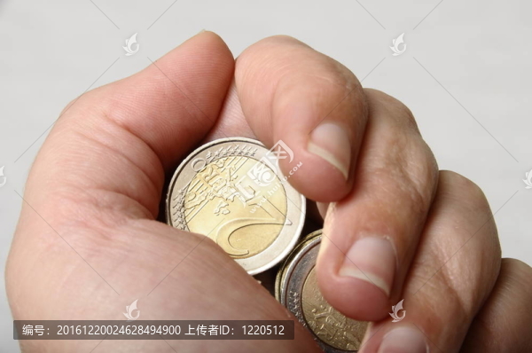 手和手指持有一些歐元硬幣清晰的背景