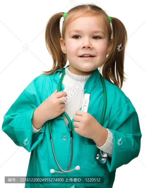 可愛(ài)的小女孩在玩醫(yī)生