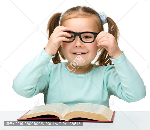 可愛的小女孩看書