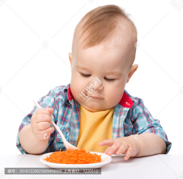 可愛的小男孩在和carrot,salad玩