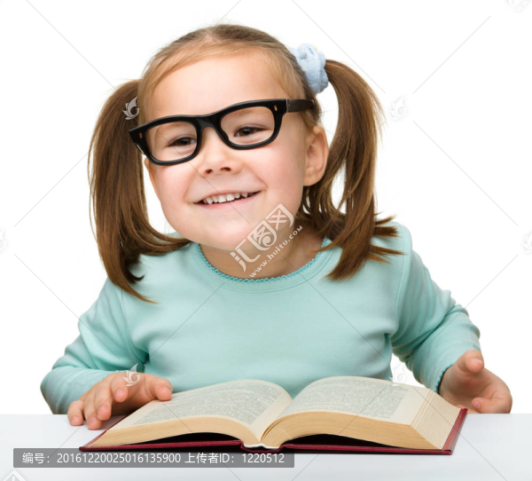 可愛的小女孩看書