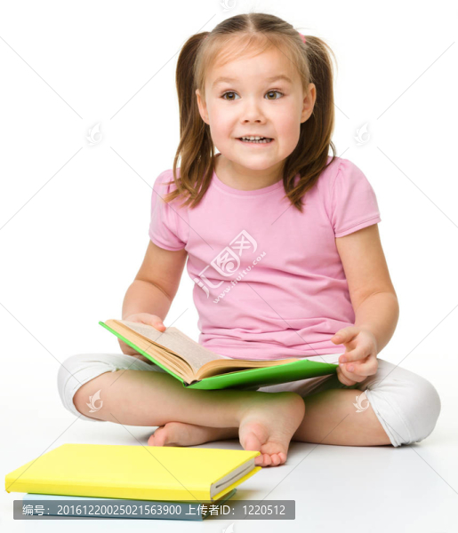 可愛的小女孩看書