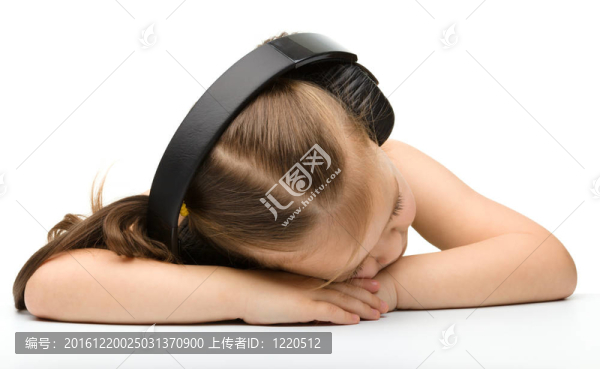 可愛的小女孩睡在耳機里