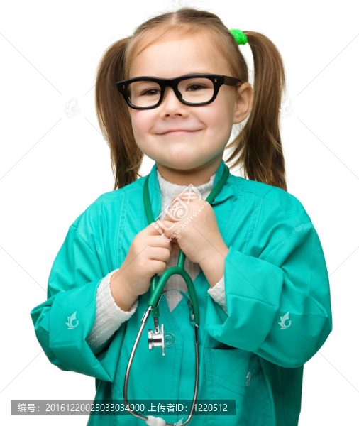可愛的小女孩在玩醫(yī)生