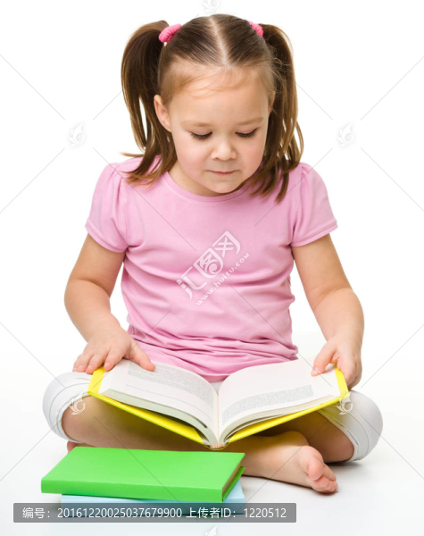 可愛的小女孩看書