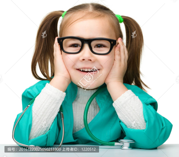 小女孩在玩醫(yī)生的聽診器