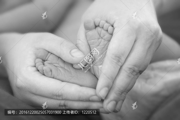 抱著嬰兒的腳