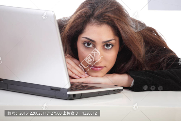 女孩休息頭筆記本電腦