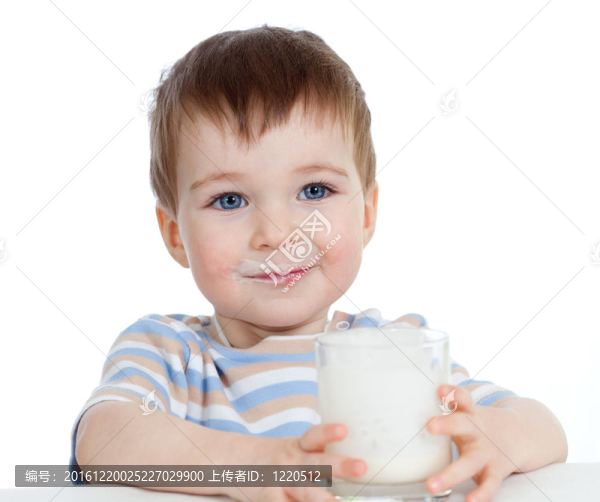 孩子飲用酸奶或酸牛奶在白