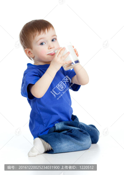 孩子飲用酸奶或酸牛奶在白