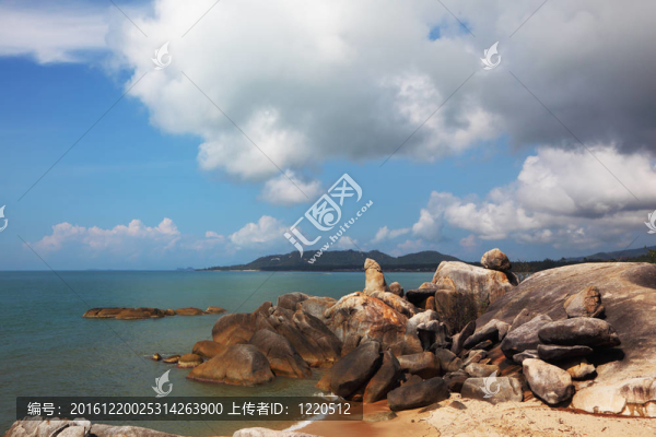 一堆巖石的海岸風(fēng)景如畫