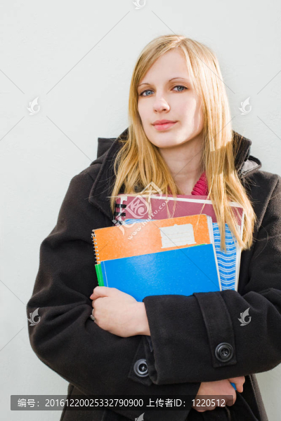 可愛的年輕學(xué)生女孩戶外。
