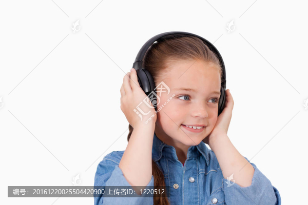 微笑女孩聽音樂