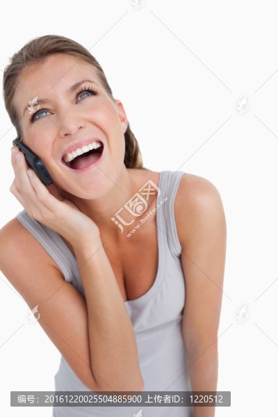 一個(gè)笑著打電話的女人的肖像
