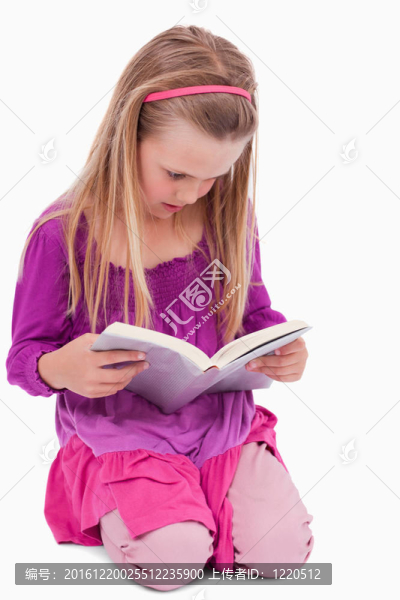一個女孩在讀一本書的肖像