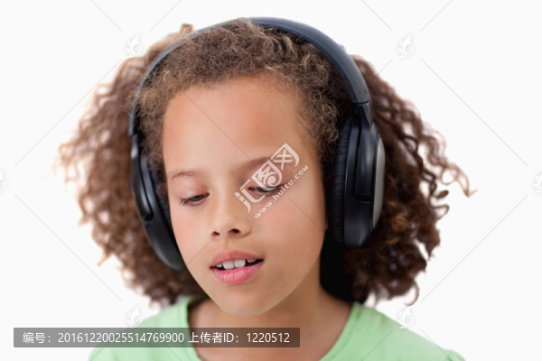 年輕女孩聽音樂