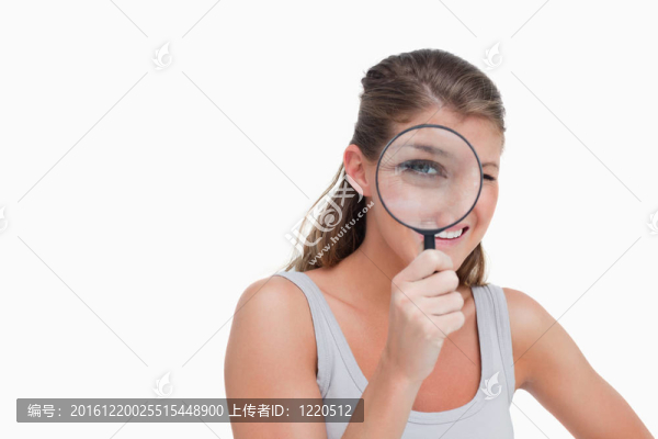 透過放大鏡看的女人