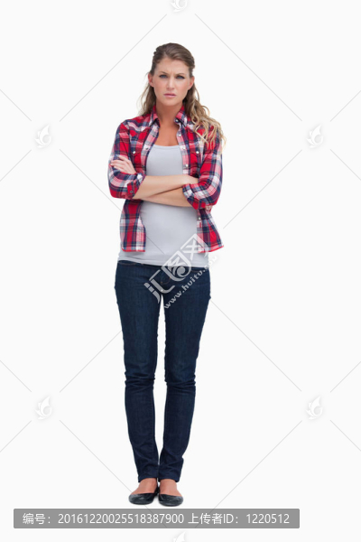 一個(gè)被激怒的女人胳膊交叉的肖像
