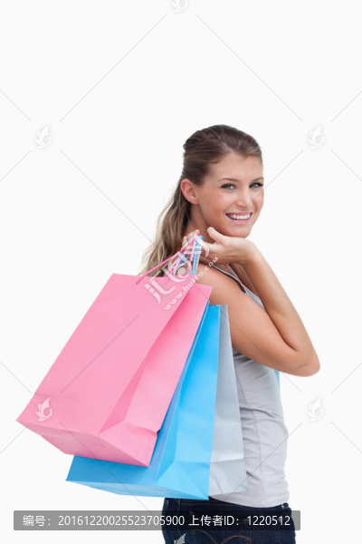 一個(gè)女人拿著購(gòu)物袋的肖像