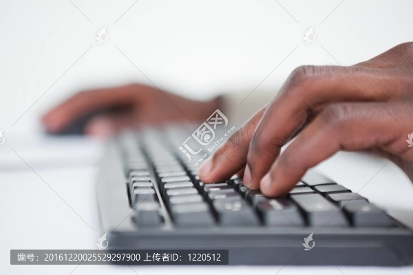使用鍵盤(pán)關(guān)閉男性手-匯圖網(wǎng) www.fosd68.com 使用鍵盤(pán)關(guān)閉男性手
