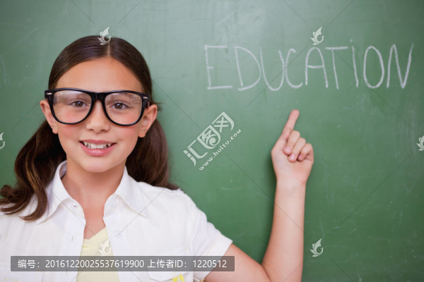 聰明的女生指著一個(gè)字
