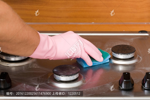 用橡皮手套的人的手清洗炊具