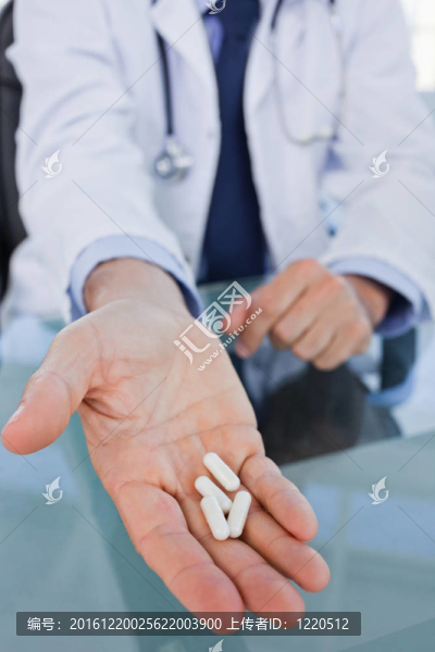 手秀藥丸的肖像