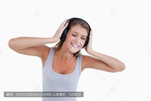 快樂的女人一邊聽音樂一邊跳舞