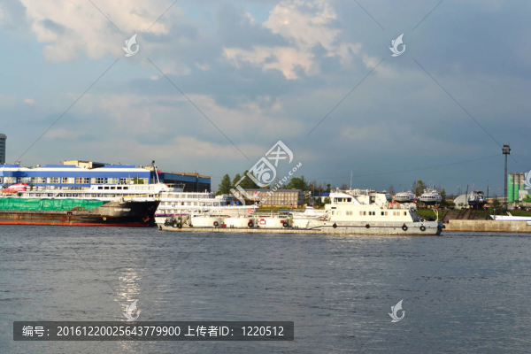 涅瓦河堤岸；圣彼得堡