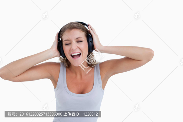快樂女人一邊聽音樂一邊唱歌