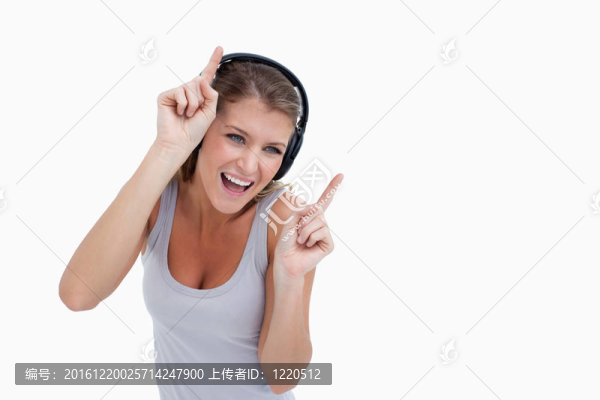 女人邊聽(tīng)音樂(lè)邊跳舞