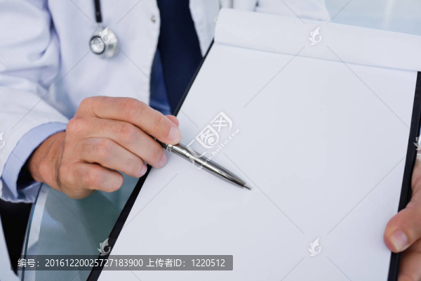 特寫的男性醫(yī)生展示空白文件