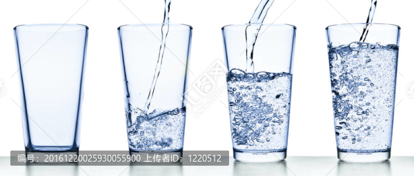 將水倒入玻璃