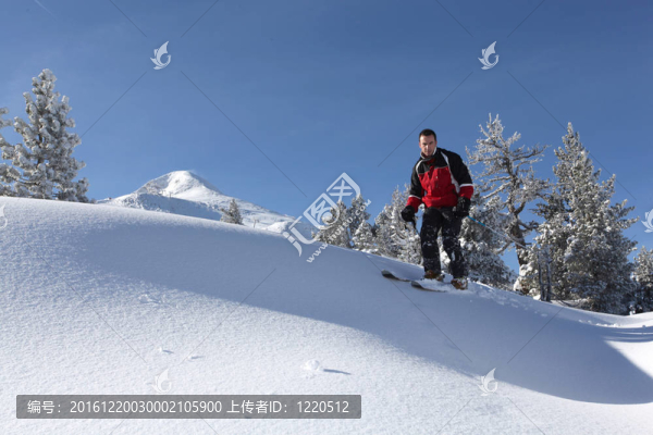 男性的滑雪者在滑雪坡