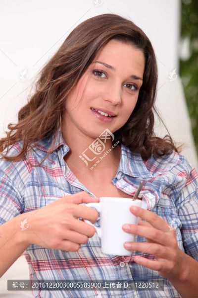 喝熱飲的女人