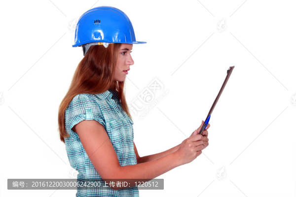 女人看著她的剪貼板