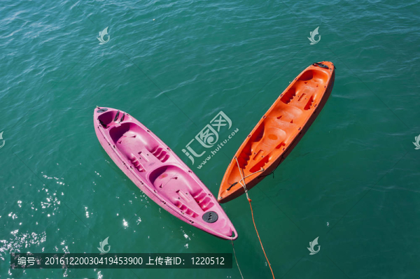 海中的兩個(gè)彩色皮艇